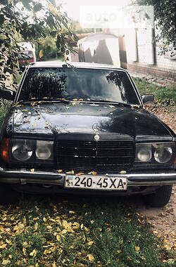 Седан Mercedes-Benz E 240 1976 в Харькове
