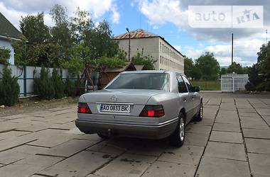 Седан Mercedes-Benz E-Class 1994 в Иршаве