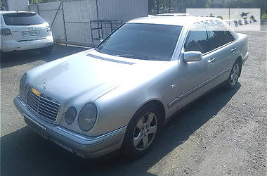 Седан Mercedes-Benz E-Class 1997 в Лохвице