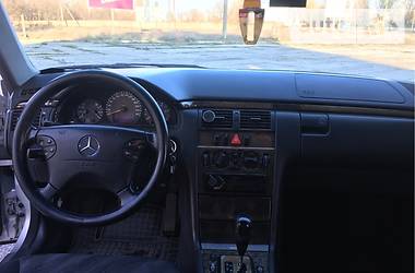Седан Mercedes-Benz E-Class 2002 в 