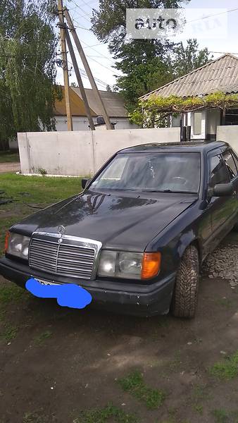 Седан Mercedes-Benz E-Class 1988 в Варві