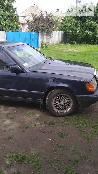 Седан Mercedes-Benz E-Class 1988 в Варві