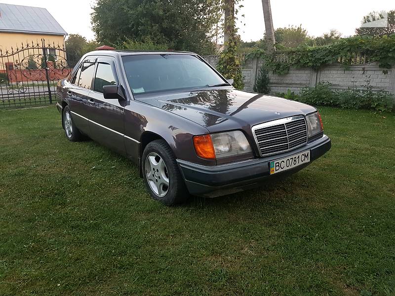 Седан Mercedes-Benz E-Class 1993 в Львові