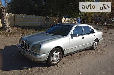 Седан Mercedes-Benz E-Class 1998 в Днепре