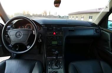Седан Mercedes-Benz E-Class 2000 в 
