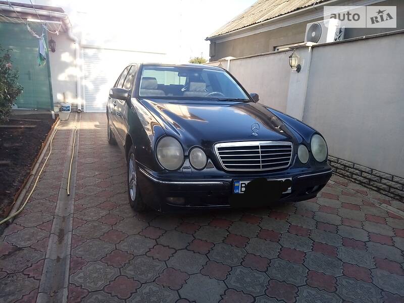 Седан Mercedes-Benz E-Class 2000 в 