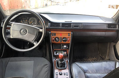 Седан Mercedes-Benz E-Class 1992 в 