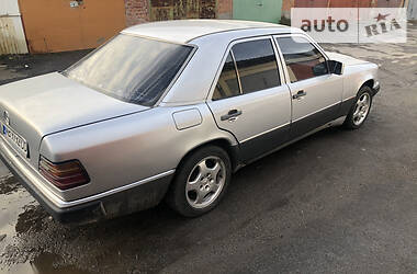 Седан Mercedes-Benz E-Class 1992 в 