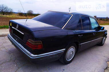 Седан Mercedes-Benz E-Class 1993 в 