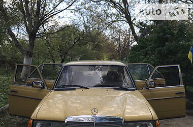 Седан Mercedes-Benz E-Class 1980 в 