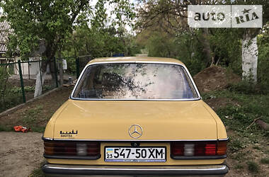 Седан Mercedes-Benz E-Class 1980 в 