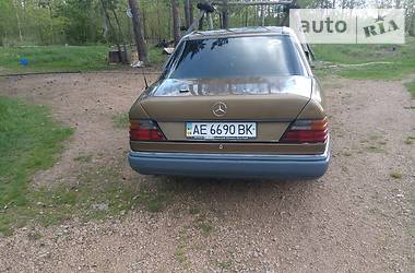 Седан Mercedes-Benz E-Class 1989 в 