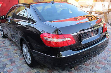 Седан Mercedes-Benz E-Class 2011 в Чернівцях