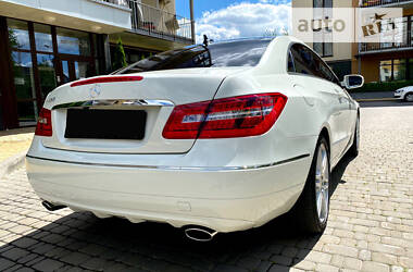 Купе Mercedes-Benz E-Class 2010 в 
