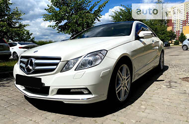 Купе Mercedes-Benz E-Class 2010 в 