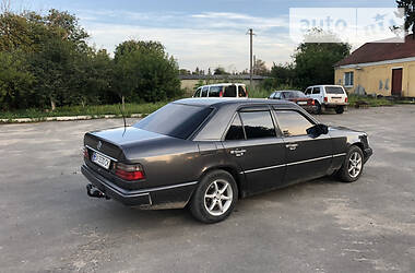 Седан Mercedes-Benz E-Class 1986 в Теофиполе