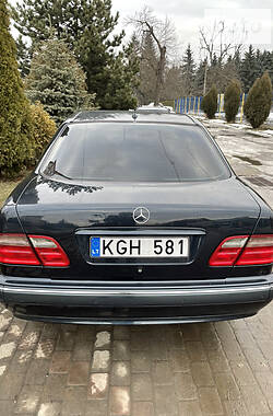 Седан Mercedes-Benz E-Class 2002 в Черновцах