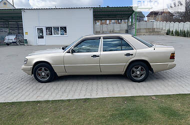 Седан Mercedes-Benz E-Class 1989 в Черновцах