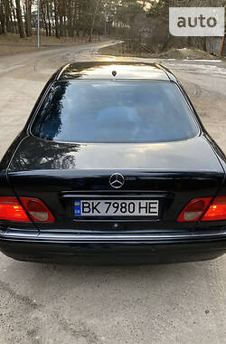 Седан Mercedes-Benz E-Class 1999 в Вараше