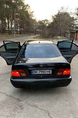 Седан Mercedes-Benz E-Class 1999 в Вараше