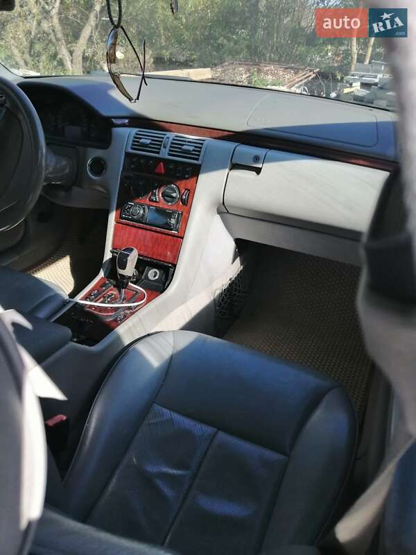 Седан Mercedes-Benz E-Class 2001 в Львові