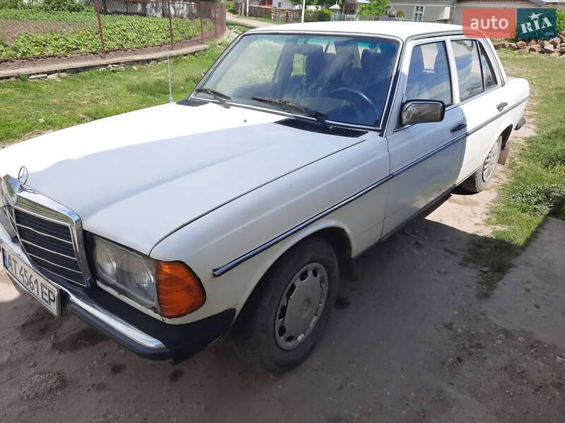 Седан Mercedes-Benz E-Class 1982 в Городенці