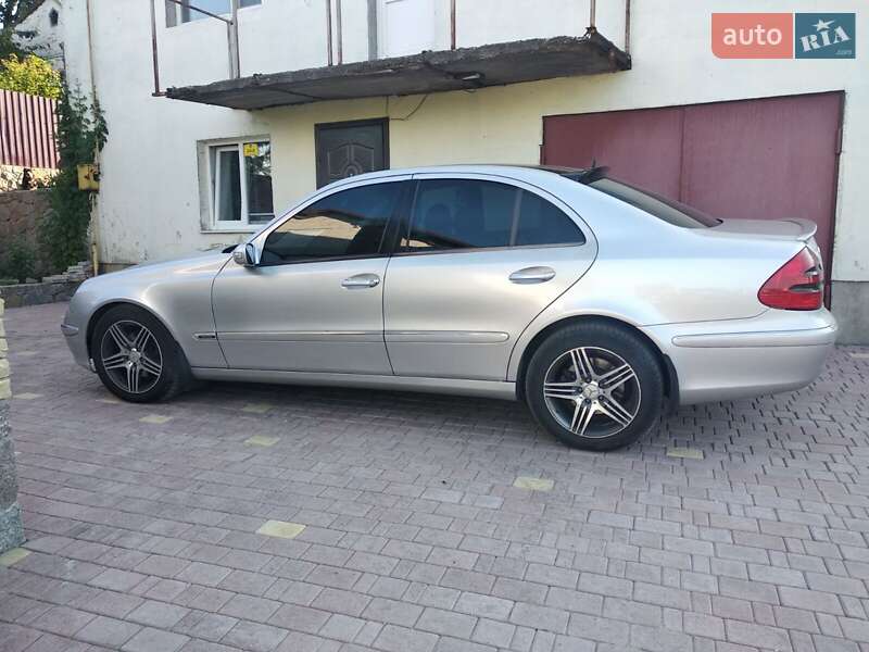 Седан Mercedes-Benz E-Class 2004 в Умані