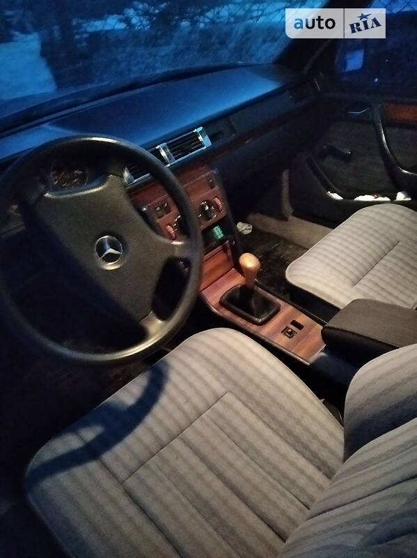 Седан Mercedes-Benz E-Class 1986 в Львове