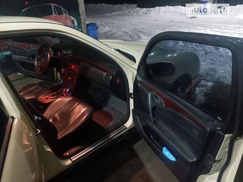 Седан Mercedes-Benz E-Class 2000 в Іршаві