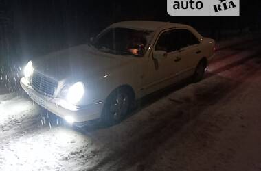 Седан Mercedes-Benz E-Class 2000 в 