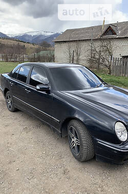 Седан Mercedes-Benz E-Class 2000 в Воловце