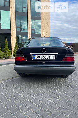 Седан Mercedes-Benz E-Class 1995 в Хмельницком