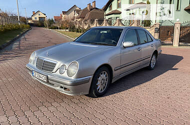 Седан Mercedes-Benz E-Class 2001 в Чернівцях