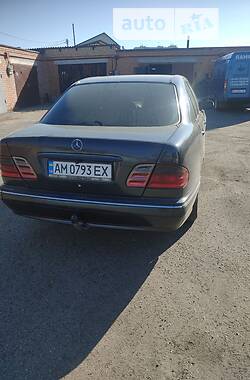 Седан Mercedes-Benz E-Class 2001 в 