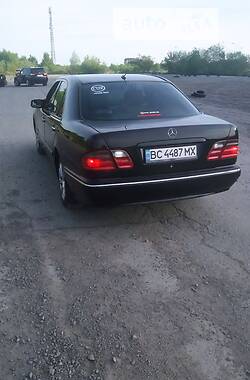 Седан Mercedes-Benz E-Class 2000 в Львові