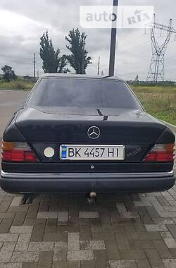 Седан Mercedes-Benz E-Class 1993 в Ровно