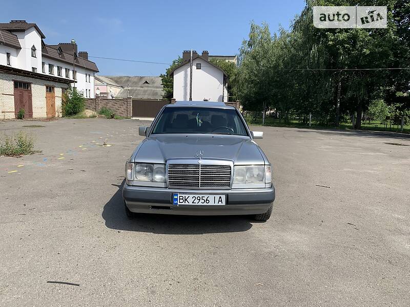 Седан Mercedes-Benz E-Class 1992 в Березному