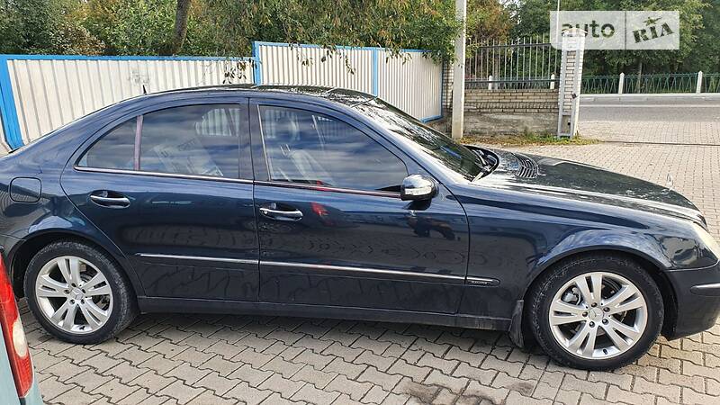 Седан Mercedes-Benz E-Class 2004 в Надворной