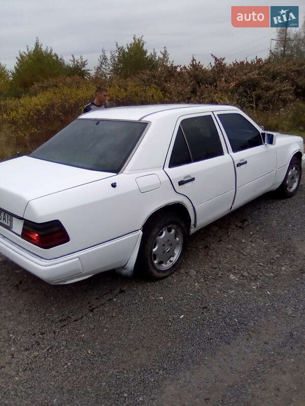 Седан Mercedes-Benz E-Class 1992 в Хусті