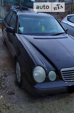 Седан Mercedes-Benz E-Class 2000 в Львове