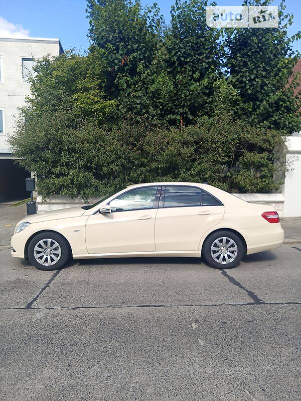 Седан Mercedes-Benz E-Class 2012 в Киеве