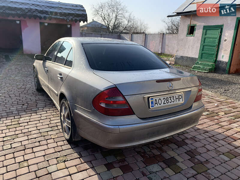 Седан Mercedes-Benz E-Class 2003 в Хусте