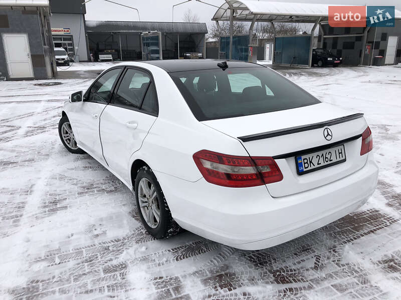Седан Mercedes-Benz E-Class 2011 в Сарнах