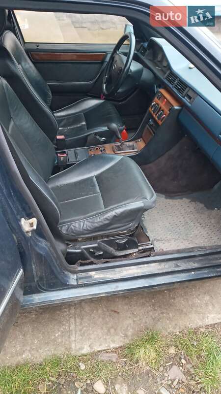 Седан Mercedes-Benz E-Class 1989 в Черновцах