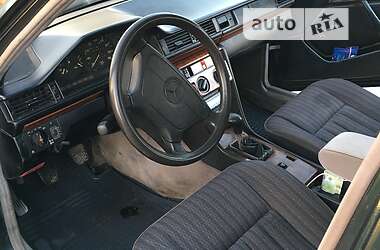 Седан Mercedes-Benz E-Class 1986 в 
