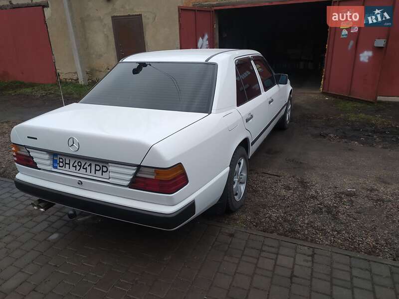 Седан Mercedes-Benz E-Class 1986 в Раздельной