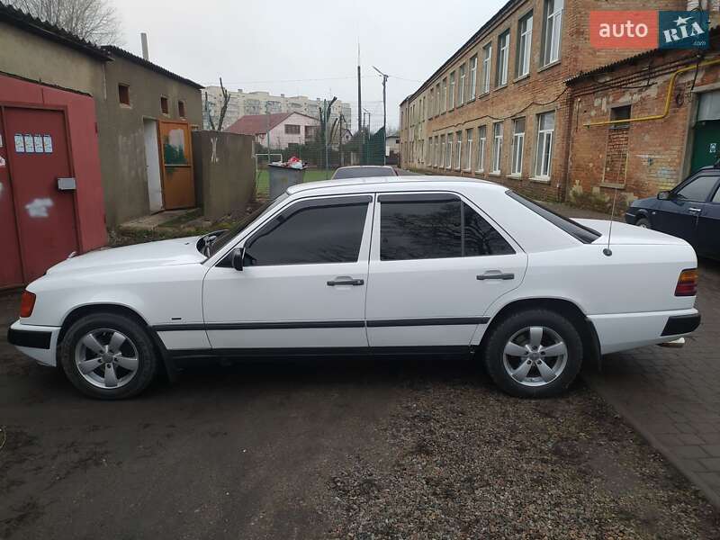 Седан Mercedes-Benz E-Class 1986 в Раздельной