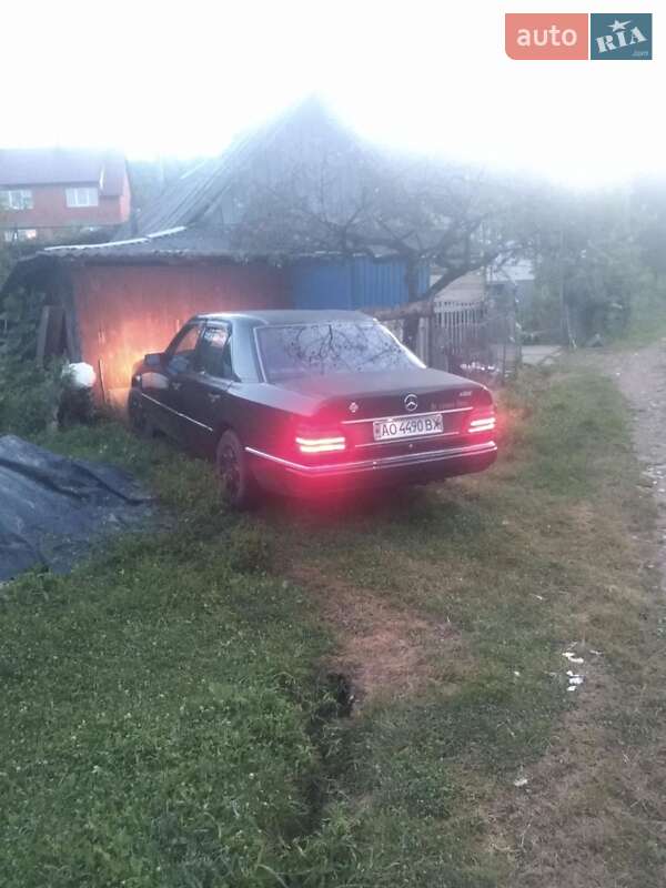 Седан Mercedes-Benz E-Class 1988 в Хусті