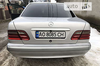 Седан Mercedes-Benz E-Class 2002 в Рахові