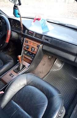 Седан Mercedes-Benz E-Class 1987 в 